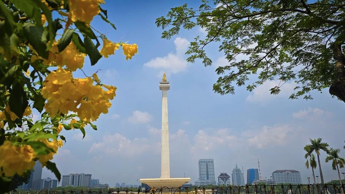 Ilustrasi Monas Jakarta Jakarta city, Indonesia, 25 October 2024, Scenic view of the National Monument or Monas around city skyscrapers under a clear blue sky and sunny day, good for news article or multimedia content creation