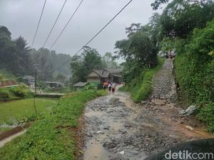 Pemkab Cianjur Prioritaskan Perbaiki Jalan Menuju Sekolah-Faskes Pemkab Cianjur Prioritaskan Perbaiki Jalan Menuju Sekolah-Faskes