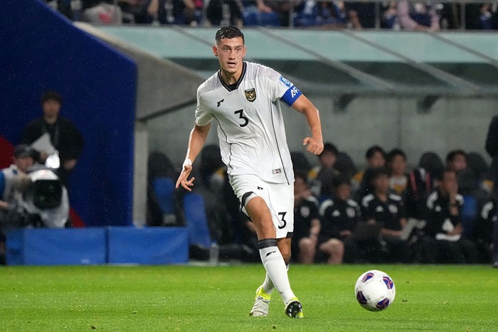SUITA, JAPAN - JUNE 10: Jay Idzes of Indonesia in action during the FIFA World Cup Asian Third Qualifier Group C match between Japan and Indonesia at Panasonic Stadium Suita on June 10, 2025 in Suita, Osaka, Japan. (Photo by Koji Watanabe/Getty Images)