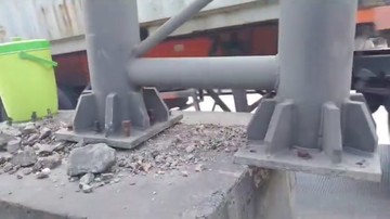 Tiang Besi Penunjuk Jalan di Cilincing Bergeser Gara-gara Baut Lepas