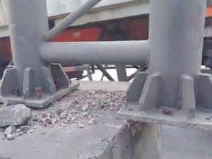 Tiang Besi Penunjuk Jalan di Cilincing Bergeser gara-gara Baut Lepas Tiang Besi Penunjuk Jalan di Cilincing Bergeser gara-gara Baut Lepas