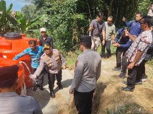 Polres Wonogiri Berikan Bantuan Sarana Air Bersih ke Warga Dusun Kembang Polres Wonogiri Berikan Bantuan Sarana Air Bersih ke Warga Dusun Kembang