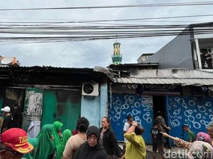 Duka Nenek-Cucu Balita Tewas Berpelukan Saat Kebakaran di Sabutung Makassar Duka Nenek-Cucu Balita Tewas Berpelukan Saat Kebakaran di Sabutung Makassar