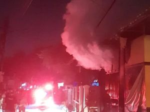 Warkop di Depok Kebakaran, 2 Orang Dilarikan ke RS