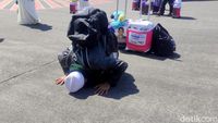 Sujud Syukur Jemaah Haji Kloter 1 Tiba di Bandara Juanda
