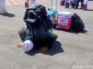 Sujud Syukur Jemaah Haji Kloter 1 Tiba di Bandara Juanda