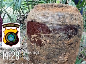 Warga Bangka Barat Geger Temukan Makan Kuno, Ada Kerangka dalam Guci