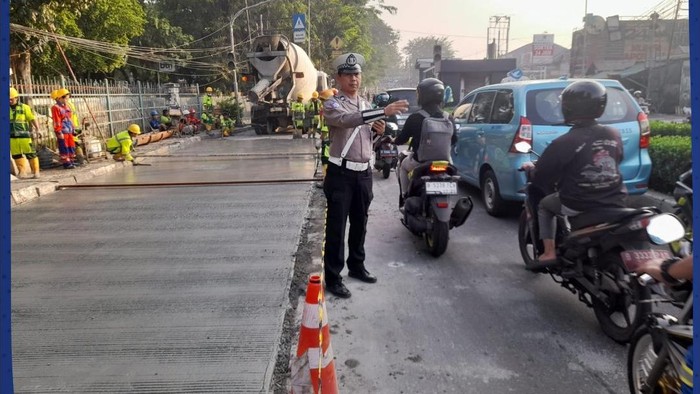 Lalin di Pasar Induk Kramatjati Jaktim Macet Imbas Proyek Perbaikan Jalan