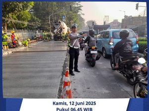 Lalin di Pasar Induk Kramat Jati Jaktim Macet Imbas Proyek Perbaikan Jalan Lalin di Pasar Induk Kramat Jati Jaktim Macet Imbas Proyek Perbaikan Jalan