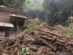 Longsor Besar Hancurkan Rumah Warga Kampak Trenggalek Longsor Besar Hancurkan Rumah Warga Kampak Trenggalek
