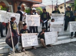 Warga Klaten Gelar Aksi di DPRD, Desak Penerbitan Perda Pertanian Organik