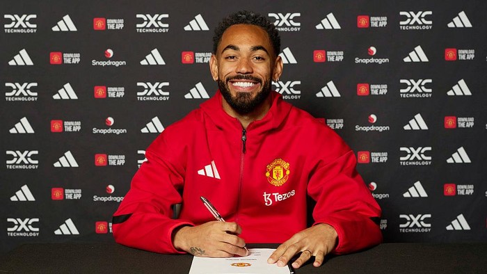 Matheus Cunha MANCHESTER, ENGLAND - JUNE 12: (EXCLUSIVE COVERAGE) Matheus Cunha of Manchester United signing his contract with the club at Carrington Training Ground on June 12, 2025 in Manchester, England. (Photo by Manchester United/Manchester United via Getty Images)