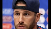 Ada pula yang menyodorkan penampakan Sergio Ramos, mantan bek tangguh Real Madrid dan Timnas Spanyol, dengan topi terbaik dalam sesi jumpa pers resmi. Foto: dok. Internet/X (Twitter)