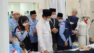 Menteri Agama Memeriksa Layanan dan Menjenguk Jemaah Haji RI yang Dirawat di KKHI Makkah.