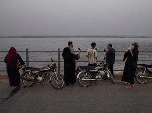 Panas Terik Bikin Warga Pakistan Cari Udara Segar di Pinggir Sungai Panas Terik Bikin Warga Pakistan Cari Udara Segar di Pinggir Sungai