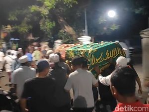 Isak Tangis Iringi Pemakaman Perempuan Ditemukan Tewas Bugil di Pasuruan Isak Tangis Iringi Pemakaman Perempuan Ditemukan Tewas Bugil di Pasuruan