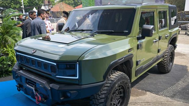 Sejumlah delegasi negara sahabat mengamati kendaraan taktis (rantis) MV3 berbasis listrik buatan PT Pindad, Pandu seusai diluncurkan Presiden Prabowo Subianto dalam pameran industri pertahanan Indo Defence Expo dan Forum di JIExpo Kemayoran, Jakarta, Rabu (11/6/2025). Kegiatan yang digelar hingga Sabtu (14/6) tersebut diikuti 1.180 peserta, 42 negara sahabat, 659 perusahaan asing dan 521 produsen dalam negeri. ANTARA FOTO/Aditya Pradana Putra