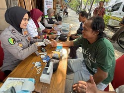 Antusias Driver Ojol Surabaya Cek Kesehatan Gratis di RS Bhayangkara