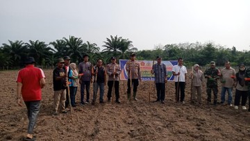 Dukung Swasembada Pangan, Polisi di Kuansing dan Warga Tanam Jagung Pipil