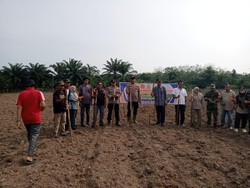 Dukung Swasembada Pangan, Polisi di Kuansing dan Warga Tanam Jagung Pipil