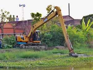 Tangani Banjir Rob Demak, Pemprov Jateng Keruk Sedimentasi Sungai Dombo