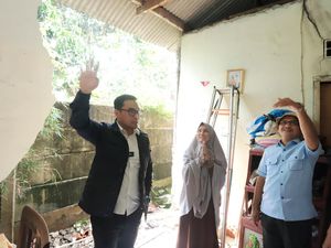 Kunjungi Rumah Warga yang Jebol, Wawalkot Tangsel Usul Dibangun dari Awal