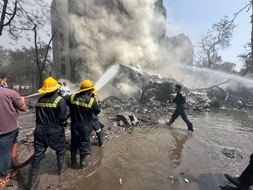 Berikut beberapa pilihan judul unik dengan 8 kata:   Jeritan Kokpit Air India: Antara Langit dan Keputusasaan.   Pilot Air India Meratap: Kisah Patah Hati di Udara.   Di Balik Kemudi: Curahan Hati Sang Pilot Air India.   Air India Berduka: Ketika Pilot Bicara dari Kedalaman Hati.   Pilot Air India: Suara Pil