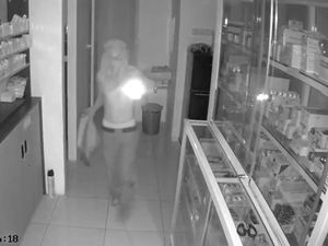 Maling Tak Pakai Baju Terekam CCTV Bobol Apotek di Undaan Kudus Maling Tak Pakai Baju Terekam CCTV Bobol Apotek di Undaan Kudus