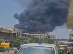 Pesawat Air India Jatuh, Warga Berlarian ke TKP Bantu Evakuasi Pesawat Air India Jatuh, Warga Berlarian ke TKP Bantu Evakuasi