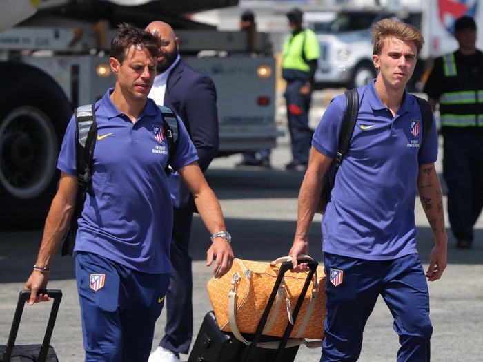 Soccer Football - 2025 Club World Cup - Atletico Madrid arrive in Los Angeles ahead of Club World Cup - Los Angeles, California, U.S. -  June 10, 2025 Atletico Madrid's Cesar Azpilicueta and Pablo Barrios arrive in Los Angeles ahead of Club World Cup REUTERS/Daniel Cole