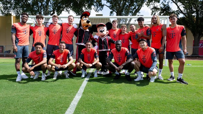 11 June 2025, USA, Orlando: Soccer: Club World Cup, training FC Bayern Munich before the start of the group matches at the ESPN Sports Complex. The Munich players stand together with Goofy and Mickey Mouse for a photo after training. Photo: Sven Hoppe/dpa (Photo by Sven Hoppe/picture alliance via Getty Images)