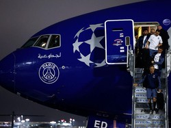 PSG pamer logo Liga Champions di body pesawatnya. Les Parisiens memang baru saja keluar menjadi juara di ajang tersebut. (Foto: Harry How/Getty Images)