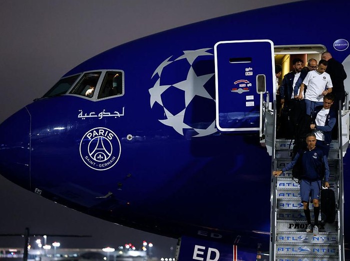 LOS ANGELES, CALIFORNIA - JUNE 10: Head coach Luis Enrique of Paris Saint-Germain F.C. disembarks at Los Angeles International Airport for FIFA Club World Cup 2025 on June 10, 2025 in Los Angeles, California. (Photo by Harry How/Getty Images)