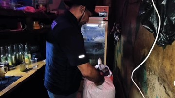 Polisi Gerebek Warung Jual Miras Ilegal di Bogor, Sita 2 Jerigen Ciu