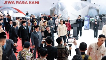 Momen Prabowo Tinjau Pameran Usai Peresmian Indo Defence 2025 di JIExpo