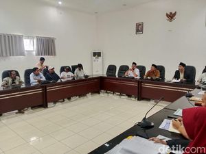 Puluhan Nelayan Keluhkan Perahu Sulit Parkir di Sempadan Pantai Meninting Puluhan Nelayan Keluhkan Perahu Sulit Parkir di Sempadan Pantai Meninting