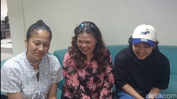 Putri Marino dan Bastian Steel bersama ibunda