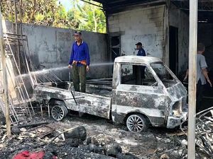 Gudang Dekorasi-Mobil Pikap di Gembong Pati Ludes Terbakar