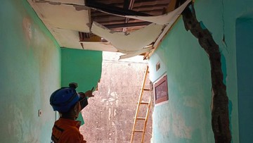 Terkikis Aliran Air, Tembok Rumah di Bogor Ambruk