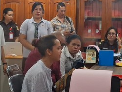 Mahasiswi Penyuplai 3 Anak untuk Eks Kapolres Ngada Nangis di Kejari Kupang