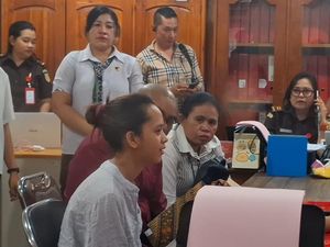 Mahasiswi Penyuplai 3 Anak untuk Eks Kapolres Ngada Nangis di Kejari Kupang Mahasiswi Penyuplai 3 Anak untuk Eks Kapolres Ngada Nangis di Kejari Kupang