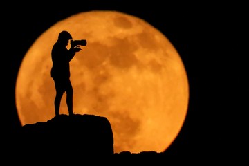 Strawberry Moon Sinari Langit Gaza hingga Eropa