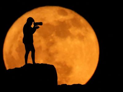 Strawberry Moon Sinari Langit Gaza hingga Eropa