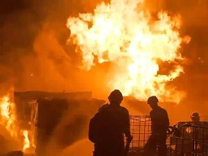 Damkar Sebut Gudang BBM Ilegal di Lampung yang Terbakar Menampung Solar Damkar Sebut Gudang BBM Ilegal di Lampung yang Terbakar Menampung Solar
