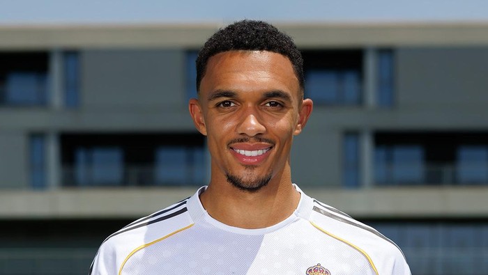 Real Madrid memperkenalkan Trent Alexander-Arnold selaku  pemain anyar mereka, Kamis (12/6/2025). Los Blancos menyerahkan nomor punggung 12 terhadap bek asal Inggris itu.