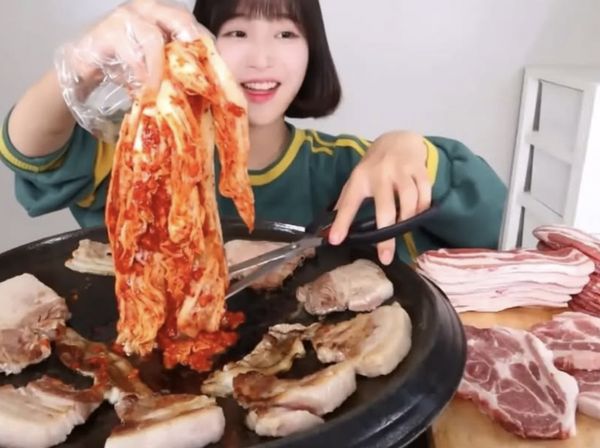 10 Potret Tzuyang, Ratu Mukbang Berbobot Hanya 50 Kg Meski Makan Banyak
