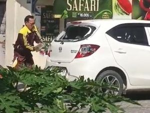 Viral Suami di Bojonegoro Ngamuk Pukuli Mobil Istri dengan Batu Viral Suami di Bojonegoro Ngamuk Pukuli Mobil Istri dengan Batu