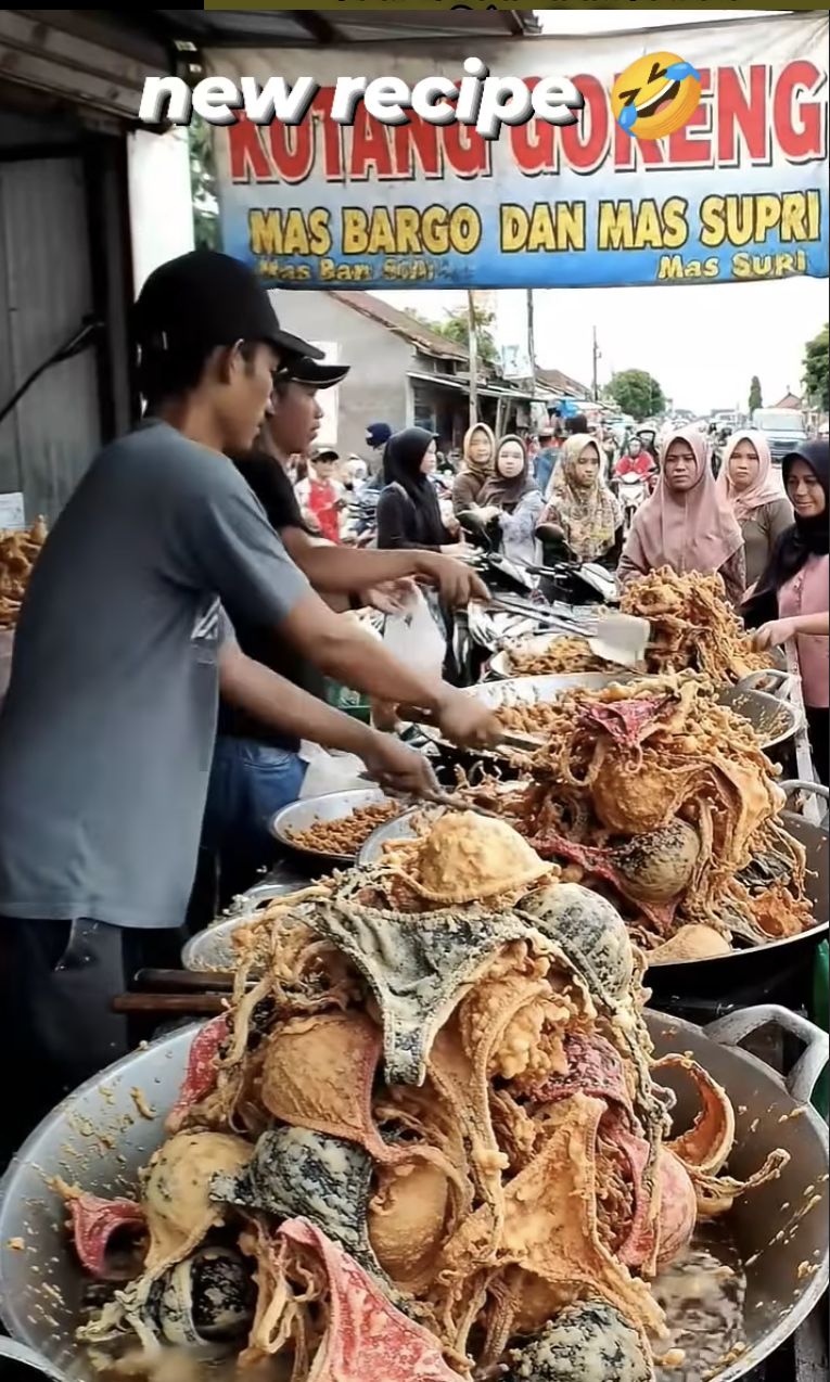 Viral Penjual Gorengan Bentuk Bra dan Celana Dalam, Diduga Buatan AI!
