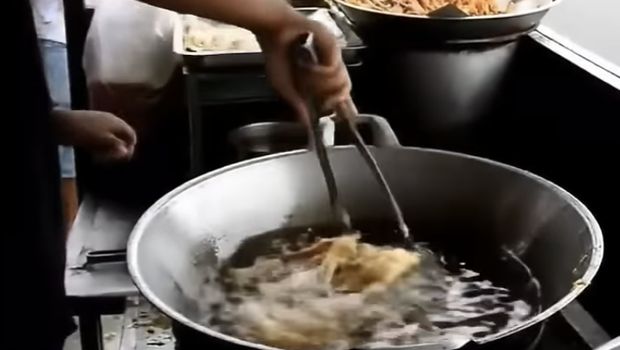 Viral Penjual Gorengan Bentuk Bra dan Celana Dalam, Diduga Buatan AI!