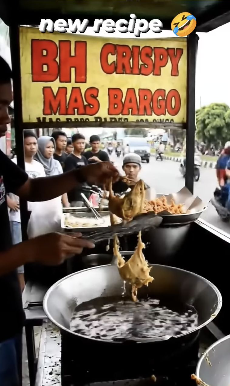 Viral Penjual Gorengan Bentuk Bra dan Celana Dalam, Diduga Buatan AI!